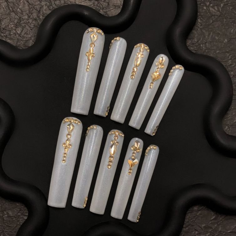 White & Gold Gem Press-On Nails – Luxury Shimmer Coffin Set