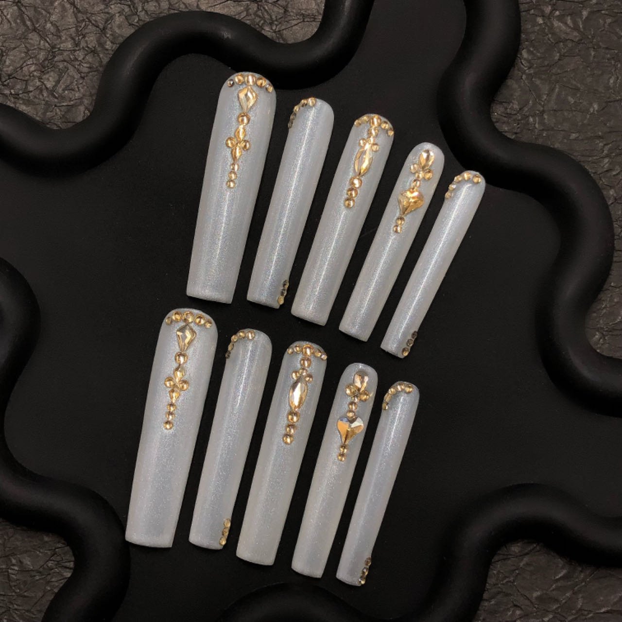 White & Gold Gem Press-On Nails – Luxury Shimmer Coffin Set