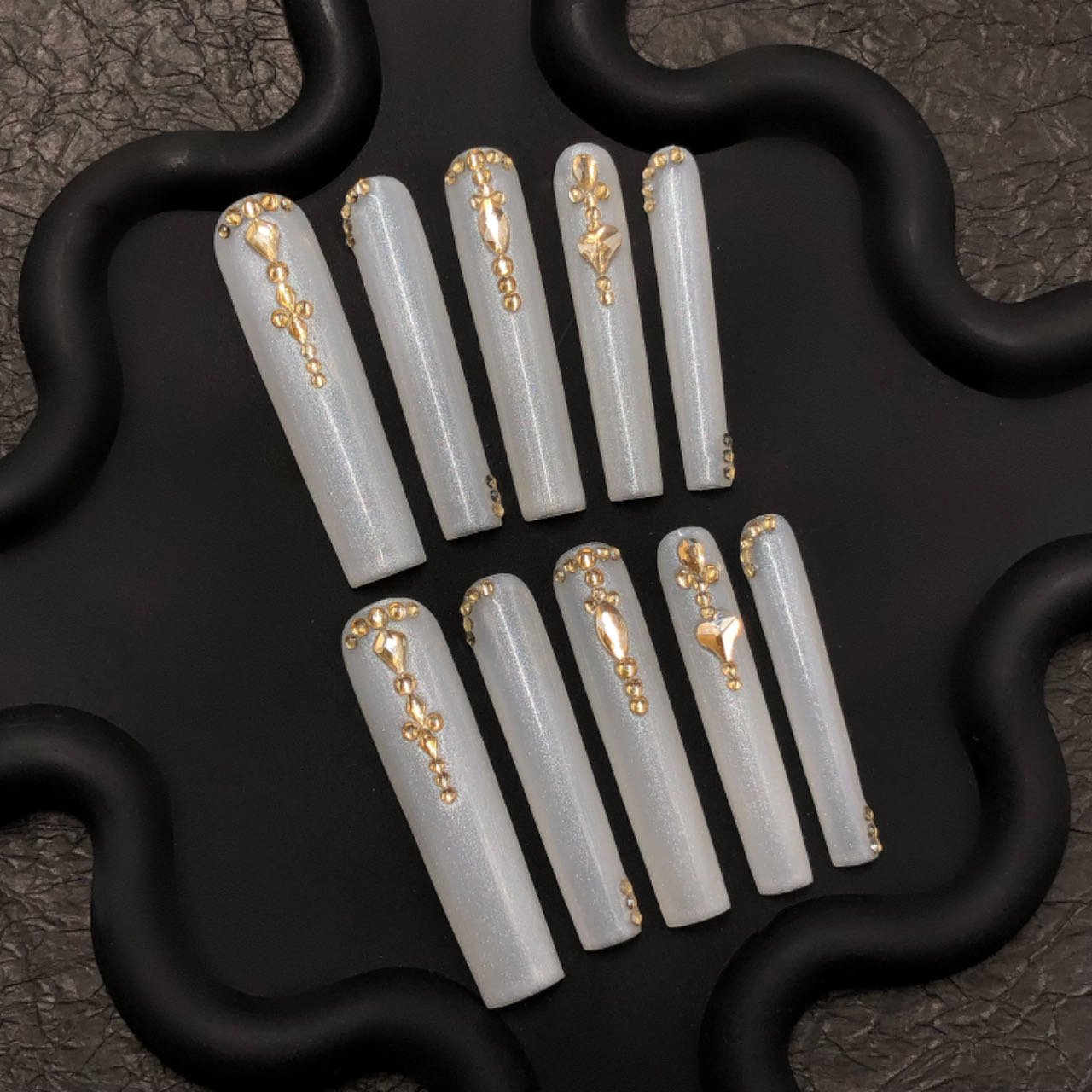 White & Gold Gem Press-On Nails – Luxury Shimmer Coffin Set